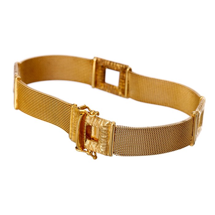 Bracelet in gold mesh: Bracelet in gold mesh In gold mesh, hallmark deer head with hollow decoration in relief. Signs of use. Weight approx:. 25,6grs. Dim:. 8.5cm.