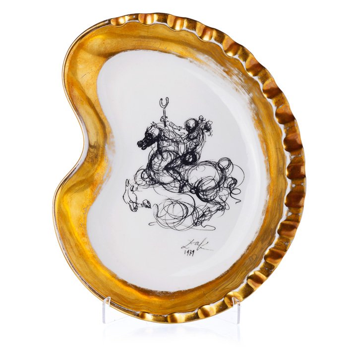 SALVADOR DALI (1904-1989) - Cup/Ashtray in German: SALVADOR DALI (1904-1989) - Cup/Ashtray in German porcelain German Bavarian porcelain, gold decoration, design center, serial numbered 552, dated 1979 Slight wear on gold. Dim .: 30cm.