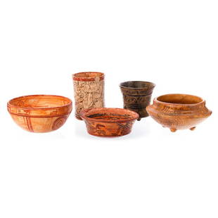 Five archaic containers in Mayan terracotta: Five archaic containers in Mayan terracotta Mayan culture - Guatemala or Honduras, five containers, three cups and two glasses in terracotta, incised and polychrome decoration. Signs of wear, defects.