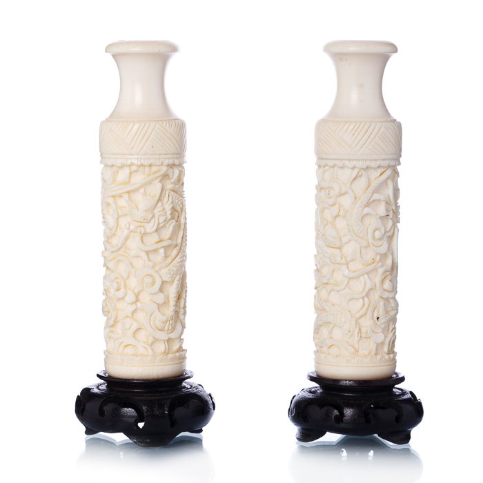 Pair of small Chinese vases in ivory: Pair of small Chinese vases in ivory China, 20th century, Minguo period, sculpture in carved ivory representing dragons, bases in carved wood. Total weight: 110 gr. Dim.: 10.2 cm; total: 12 cm.