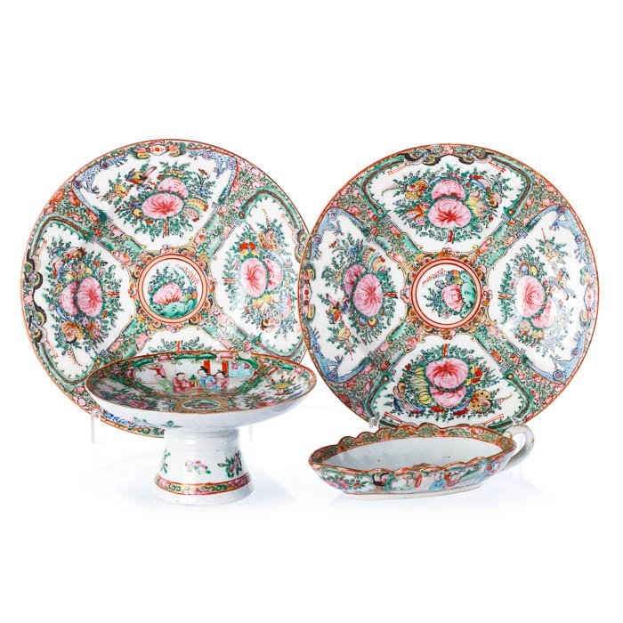 Set of items in Chinese porcelain, literatus: Set of items in Chinese porcelain, literatus China, 20th century, Minguo period, polychrome porcelain made up of two soup plates, a footed bowl and a gravey boat. Marked 'Made in China'. Signs of wear