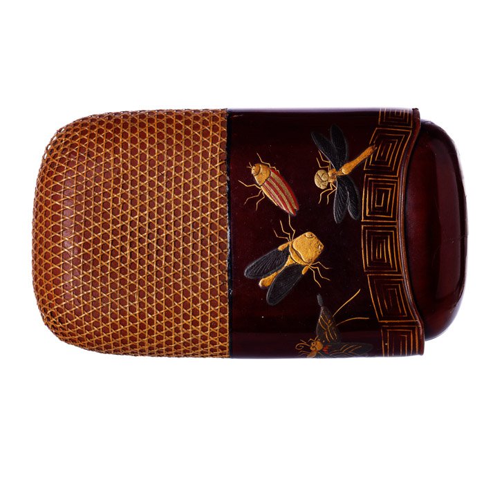 Cigar holder box in tortoise: Cigar holder box in tortoise Japan, Meiji period, cigar holder made of tortoise, polychrome and gold decoration with insects, part lined interwoven rope. Signs of wear. Approximate weight: 64 gr. Dim.