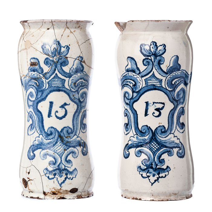 Pair of pharmacy albarellos in faience: Portuguese faience, 17th/18th century, blue barroque cartouche decoration, reserve with the numbers '13' and '15'. Defects. Dim.:23cm.