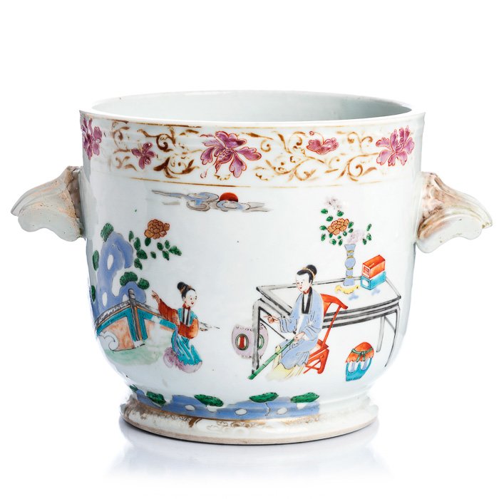 Cooler in Chinese porcelain, Qianlong: China, 18th century, Qianlong, polychrome and gold decoration with figures, rim with flower motifs. Restoration work on the handles. Dim.: 30 cm.