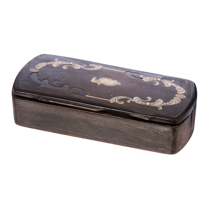 Snuff box in rhino horn: 19th century, rhino horn inlaid in silver. Faults and insect signs. Weight Approx:. 63grs. Dim:. 10,3cm.