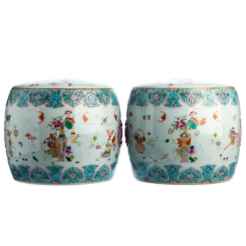 Pair of stools in Chinese porcelain, Daoguang: China, 19th century, Daoguang period, moulded and pierced porcelain, polychrome decoration with flowers and auspicious symbols. Dim.:20cm.