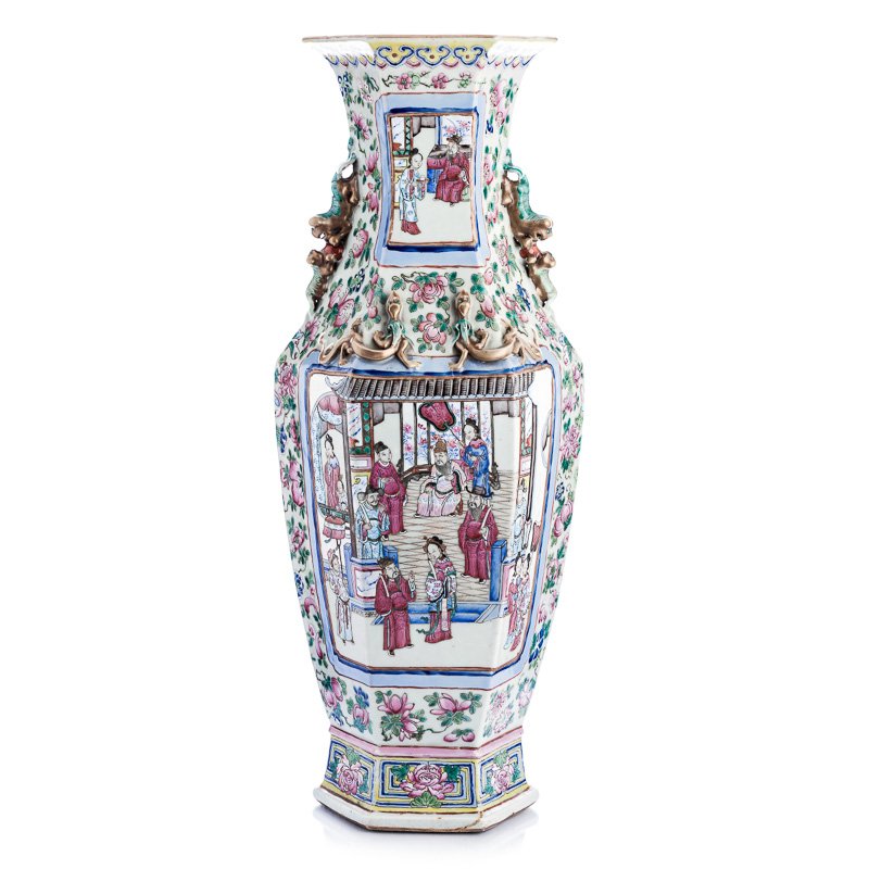Large vase hexagonal in Chinese porcelain, Tongzhi: China 19th Century, Tongzhi period, faceted, polychrome decoration with figures on the court scene, bottleneck qilins with dragons in relief and decorated with gold, mark on base. Body with hair crack