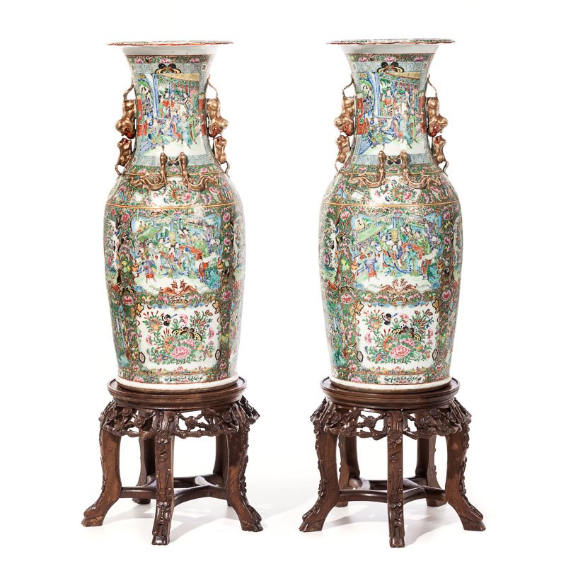 Pair of large vases in Chinese porcelain, Guangxu/: China, Guangxu/Minguo period, rich polychrome decoration and gold reserves with characters, flowers, birds and deer, relief wings decorated with gold. Bases carved with vegetal motifs. Dim: 82cm;. tot