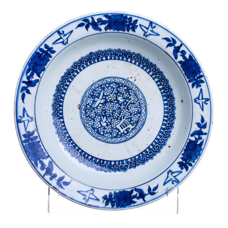 Large plate, 'birds' in Chinese porcelain, Wanli: China, Ming Dynasty, Wanli kingdom (1563-1620), blue decoration, central reserve and rim with birds among flowers between a lingzhi band, decorated back, Xuande mark on the bottom, apocryphal. Signs o