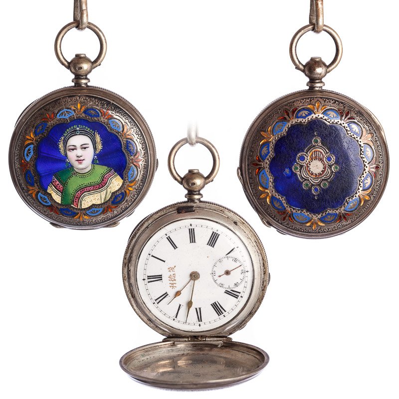 Chinese clock in silver and enamel with chain in s: China 19th Century, box and chain in silver, richly decorated polychrome enamels with Chinese female figure. With key. Signs and use. Case and watch with brands. Dim: 4.5 cm;. chain: 27cm