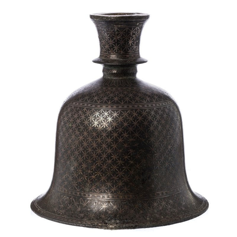 Base de Hookah Bidri: Base Hookah 'Hukka', India Deccan, 18/19th Century, metal alloy with stylized geometric applications in silver. Minimal defects. Dim:. 17.5 cm. Join certificate of Bernard Gomez.