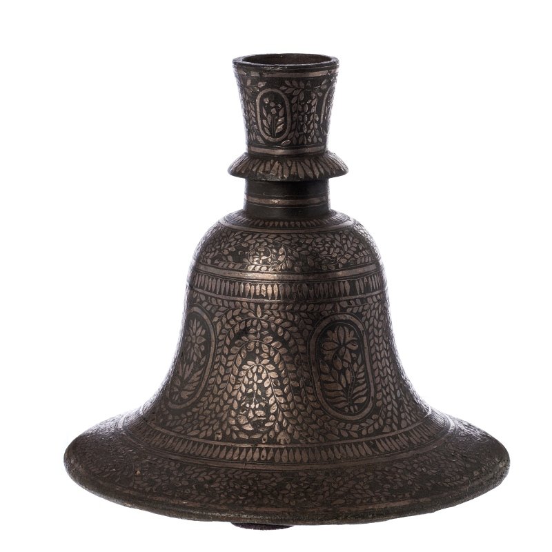Base de Hookah Bidri: Base Hookah 'Hukka', India Deccan, 18/19th Century, metal alloy with vegetalist applications in silver. Minimal defects. Dim:. 10x16cm. Join certificate of Bernard Gomez.