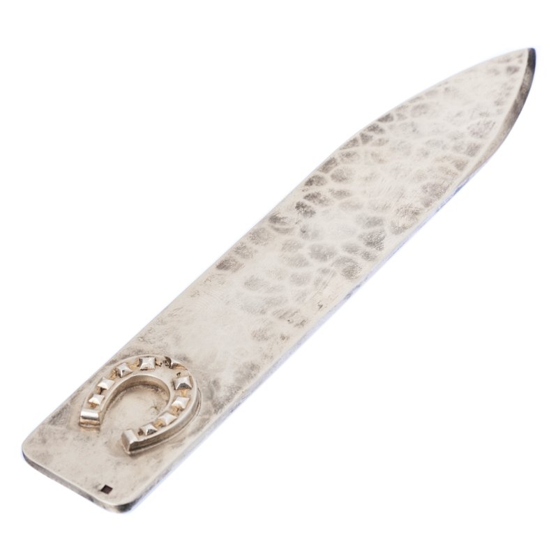 JEAN DESPRES (1889-1980) - Letter opener in silver: French silver with hammered decoration, assay marks, signed, with original box, aprox.:73grs. Dim.:15cm.