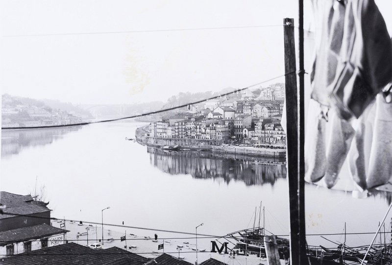 GABRIELE BASILICO (b.1944) - 'Ribeira do Porto 199: Gelatin and silver salts. Signed on the back. Small humidity stains. Not framed. Dim.:50x60,5cm.