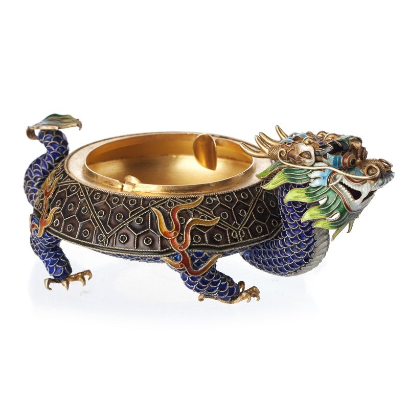 Dragon ashtray in Chinese silver: Chinese gilded silver, dragon with filigree head totally enameled with mainly brown and blue colors. 20th century. Approx. weight:283grs. Dim.:17cm.