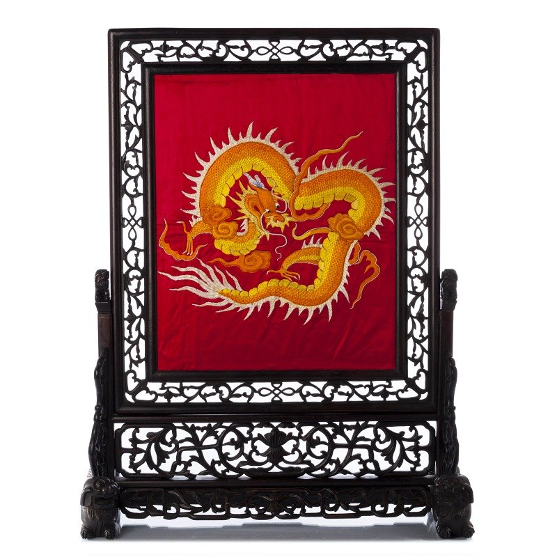 Chinese table screen 'dragon' in tamarind and silk: China, 19th/20th century, structure in carved and pierced tamarind, panel in silk embroidered with silk with a dragon. Signs of wear. Dim.:71,5x54,5x21,5cm.