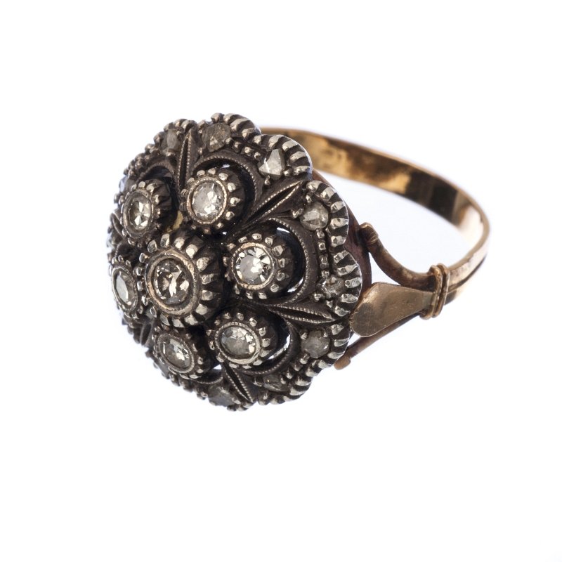 Ring rosette with diamonds: Silver and gold, with dragon and boar assay marks (1887-1937), studded with diamonds, old, 8/8 and rose cut, approx. 0,31ct. 20th century. Approx. weight:4,43grs. Size:16.