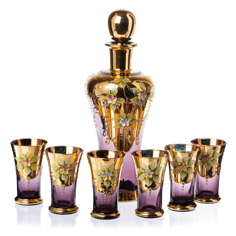 Liquor bottle and six glasses in Murano glass: Set of six glasses and bottle Murano glass, plant decoration of polychrome enamels and gold. Dim .: 8.3 and 26,5cm.