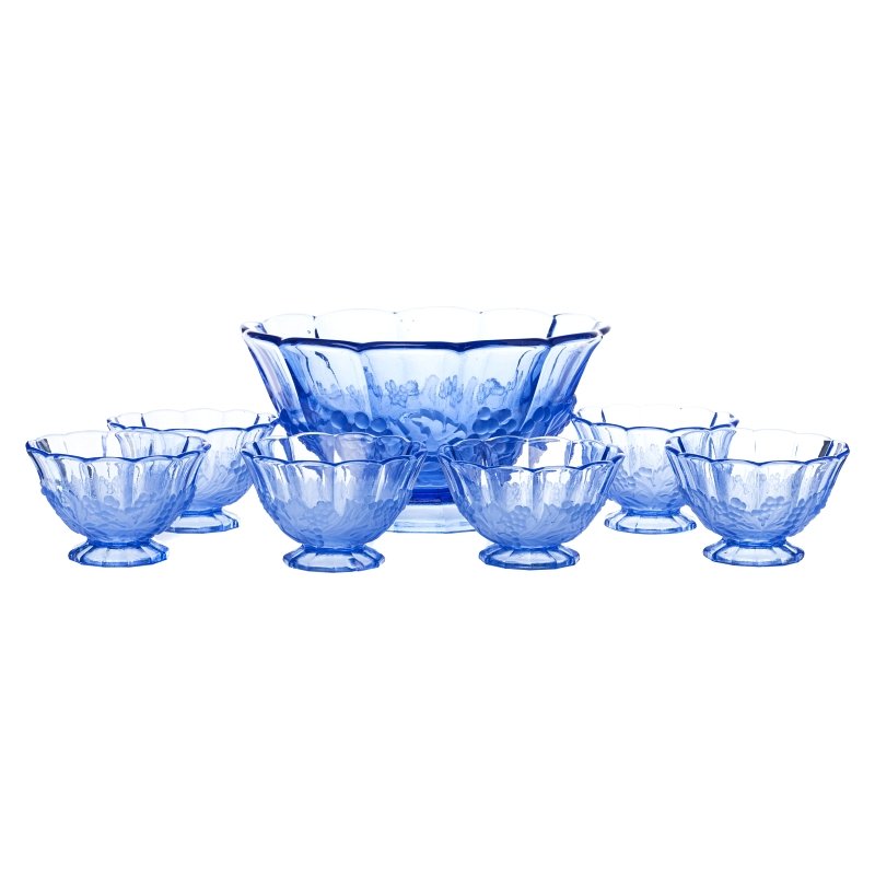 Set of art deco glass bowls: Dessert Set Art Deco molded in blue glass, in relief decoration, c.1930, comprising large bowl and six individual bowls. Minimum failures. Dim .: 11 and 25cm.