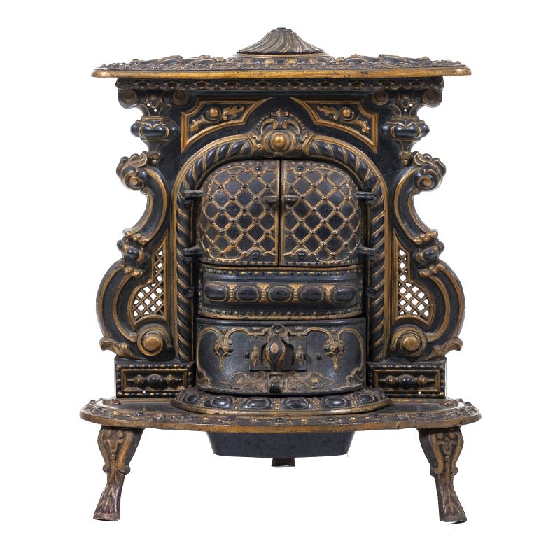 Salamander in cast iron: 19th Century, decorated in relief figurative and vegetal. Signs of use, rust, lack a grid. Dim .: 73x64x48cm.