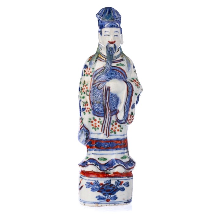 Dignitary in Chinese porcelain, Wanli: China, Ming Dynasty, Wanli period (1563-1620), sculpture in molded porcelain, with polychromed glazed decoration representing male dignitary figure. Neck broken and glued. Dim.:22,5cm.
