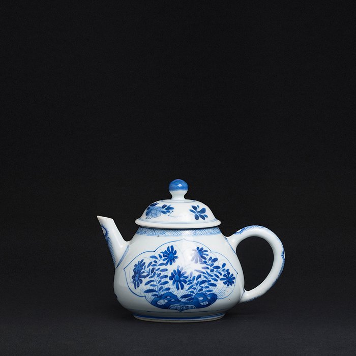 Chinese porcelain 'peonies' Teapot, Daoguang (1 of 1)