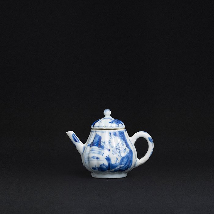 Chinese porcelain miniature Teapot, Kangxi (1 of 1)