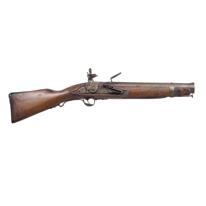 Portuguese flintlock blunderbuss: Portugal, possibly late 17th century. Rare blunderbuss, popular manufacture, with trigger guard in shell and recoil pad in brass. Wood carved with plant motifs. 'Dog lock' type lock. Muzzle loading. D