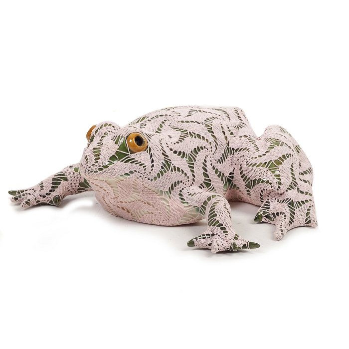 JOANA VASCONCELOS (born in 1971) - 'Isolda': Sculpture of a 'frog' in glazed clay from the Bordalo Pinheiro Factory, covered with crochet lace from the Azores, made by hand. Marked, signed and dated 2013, with a certificate. Dimension: 13x39x34c