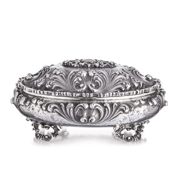 Box in chiseled silver with volutes (1 of 1)