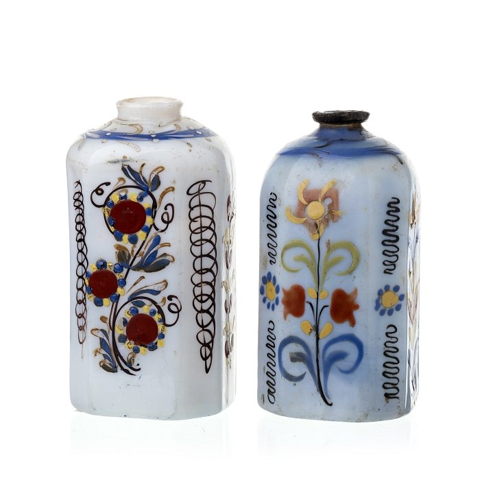 Two flasks in stained glass from Bohemia: Stained glass from Bohemia, 18th century, polychrome floral decoration, one bottleneck with a tin rim. Signs of wear. Dimension: 10.6 and 11cm.