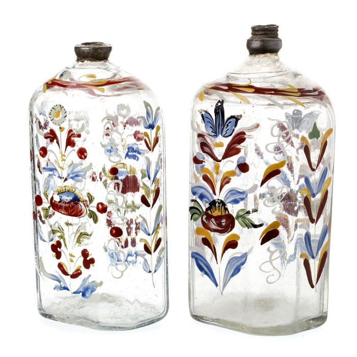 Two flasks in Bohemian glass: Bohemian glass, 18th century, polychrome floral decoration, bottlenecks with a tin rim. Signs of wear. Dim.: 13.6 and 14.5cm.