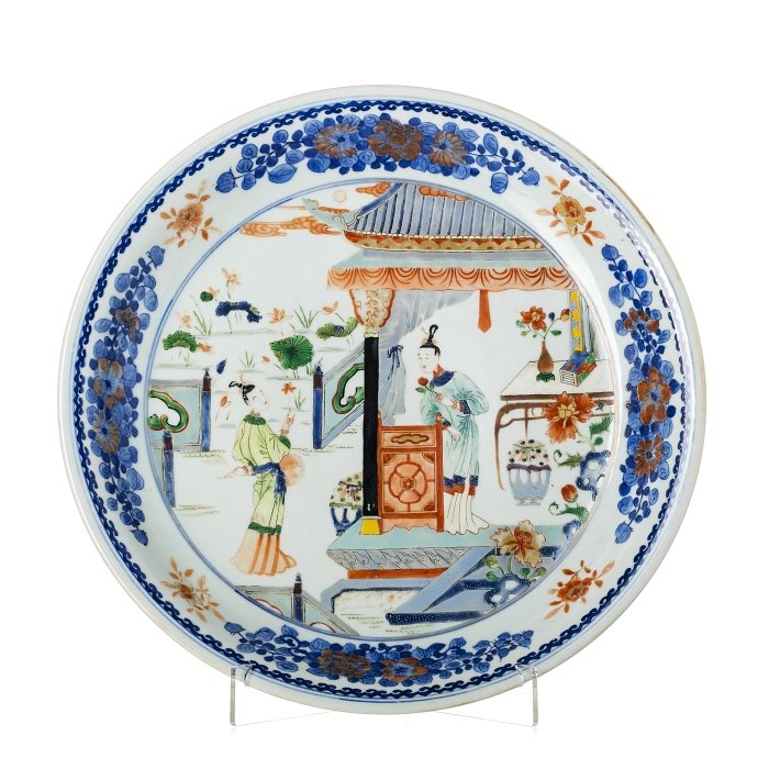 Plate with 'figures' in Chinese porcelain, Minguo: Chinese porcelain, Minguo, decoration with enamels and gold representing a scene with indoor and outdoor figures. Dim.: 35 cm.
