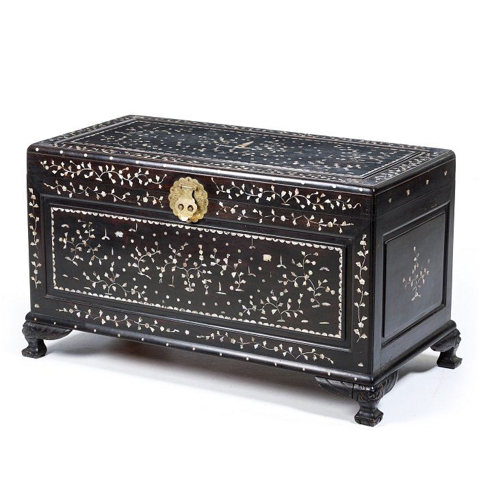 Chinese chest with mother-of-pearl inlays (1 of 1)