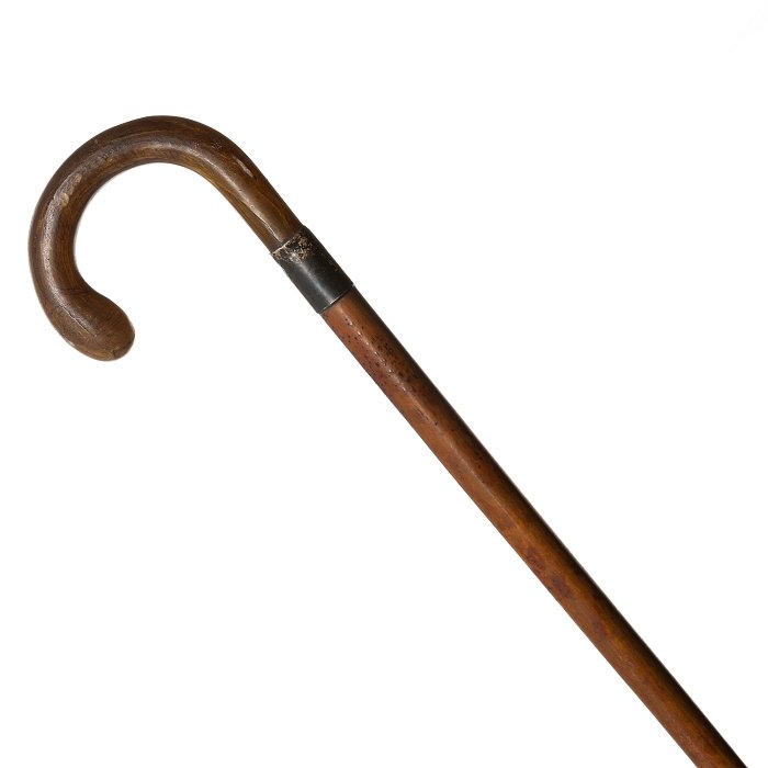 Walking cane with knob in rhinoceros horn: Cane with curved knob with ending in rhinoceros horn, in wood with application of silver with unreadable assay marks. 20th century. Dim.: 89cm.