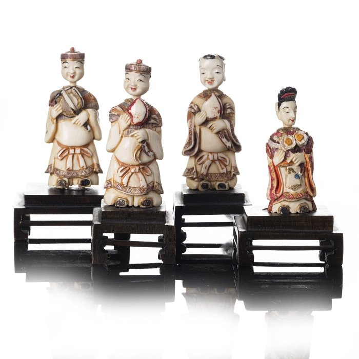 Four Chinese snuff flasks in ivory, 'Immortals': China, Minguo, four snuff flasks, representing Immortals in ivory, polychromed, bases in wood. Signs of wear. Dim.:5,5cm to 6,5cm; with base: 7,5cm to 8,7cm. This item does not ship to the USA.