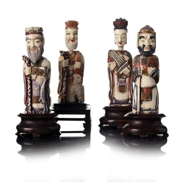 Four figurative Chinese snuff flasks in ivory: China, Minguo, four snuff flasks, representing Immortals and music, in ivory, polychromed, bases in wood. Three tools missing. Dim.:7,3cm to 7,9cm; with base: 9,5cm to 10cm. This item does not ship to