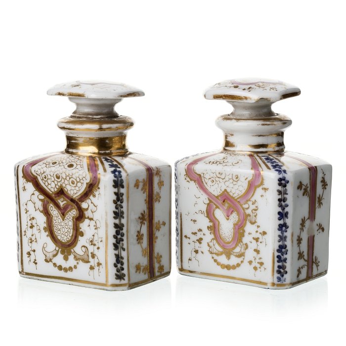Pair of toiletry flasks in Old Paris porcelain: French porcelain, 19th century, polychrome and gold decoration with plant motifs. Signs of wear, a defect on one lid. Dimension: 11cm.