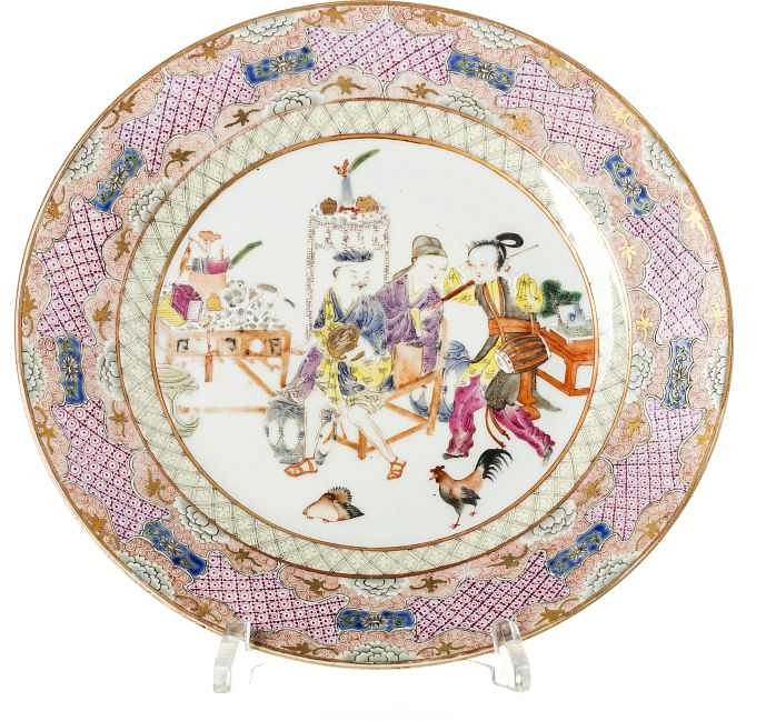 Plate with 'figures' in Chinese porcelain, famille rose: China, Minguo, decoration with famille rose and gold enamels representing indoor figures and birds, richly decorated rim. Dim.: 23 cm.