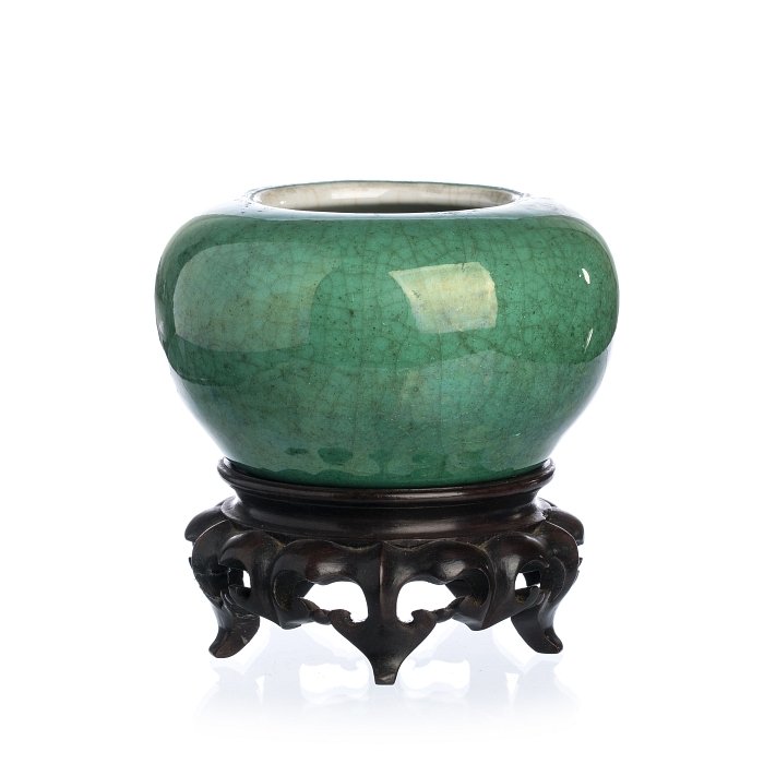 Brush washer in Chinese porcelain, Guangxu: China, 19th century, monochromed decoration, glazed in green, with craquelure, base in wood, pierced. Minor flaw on the base. Dim.:11cm.