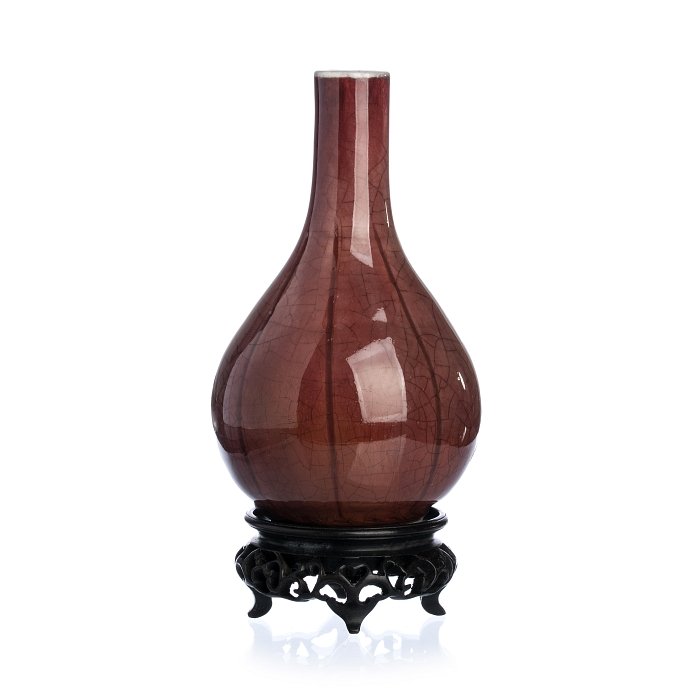 Vase 'sang-de-beuf' in Chinese porcelain, Guangxu: China, 19th century, Guangxu period, 'sang-de-beuf' decoration with craquelure, base in wood, pierced. Minor flaw on the neck. Dim.:14cm, with base:17cm.