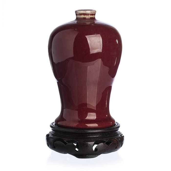 Vase 'sang-de-beuf' in Chinese porcelain, Guangxu: China, 19th century, Guangxu period, monochromed glazed 'sang-de-beuf' decoration, base in wood, pierced. Signs of wear, with craquelure. Dim.:12,8cm, with base:15,7cm.