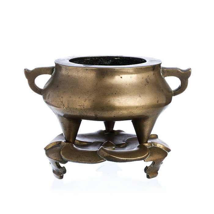 Incensory in bronze with stand: China, Minguo, 20th century, bronze with base shaped as lotus. Apocryphal mark on the base. Signs of wear. Dim.:20cm.