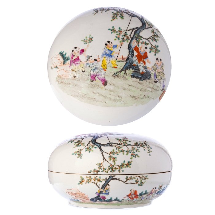 Box with lid in Chinese porcelain, Minguo (1 of 1)