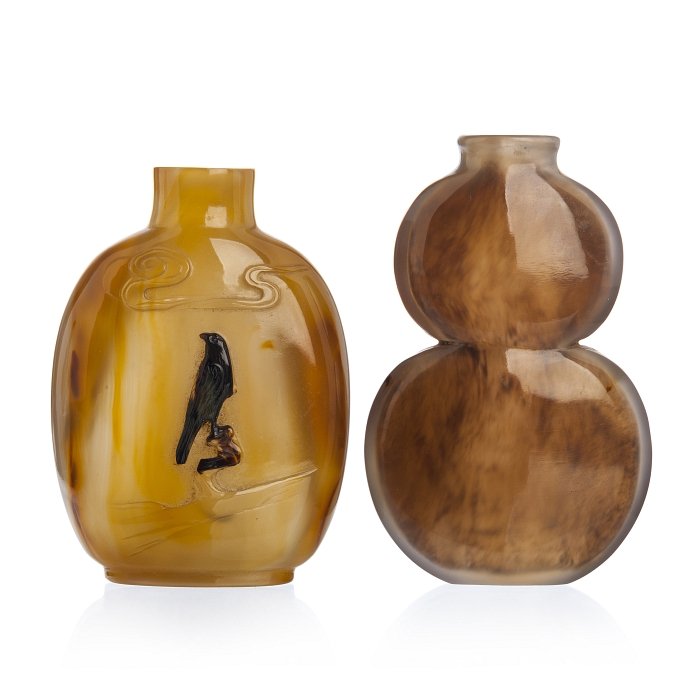 Two chinese snuff flasks: China, 19th/20thC, oval snuff flasks in quartz with carved bird, missing lids. Dim.:7.5cm.