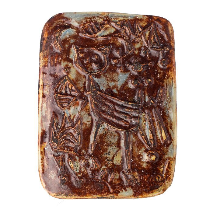 EUGENE FIDLER (1910-1990) - Figurative ceramics pl: French ceramics, polychrome decoration in relief representing a cat. Signed on the back and dated 1970. Dimension: 20x15 cm.