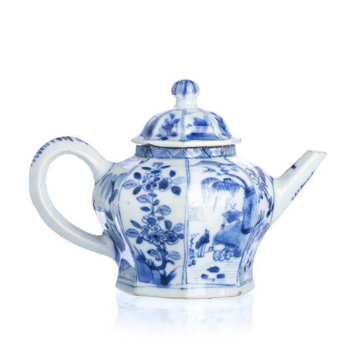 Chinese Porcelain Octagonal Teapot, Kangxi (1 of 1)