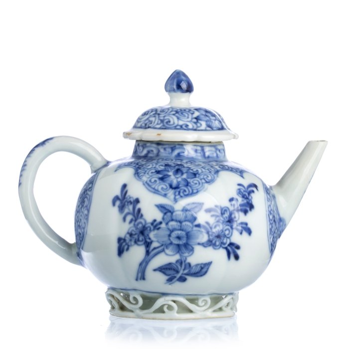 Chinese Porcelain 'Scrollwork' Teapot, Kangxi (1 of 1)
