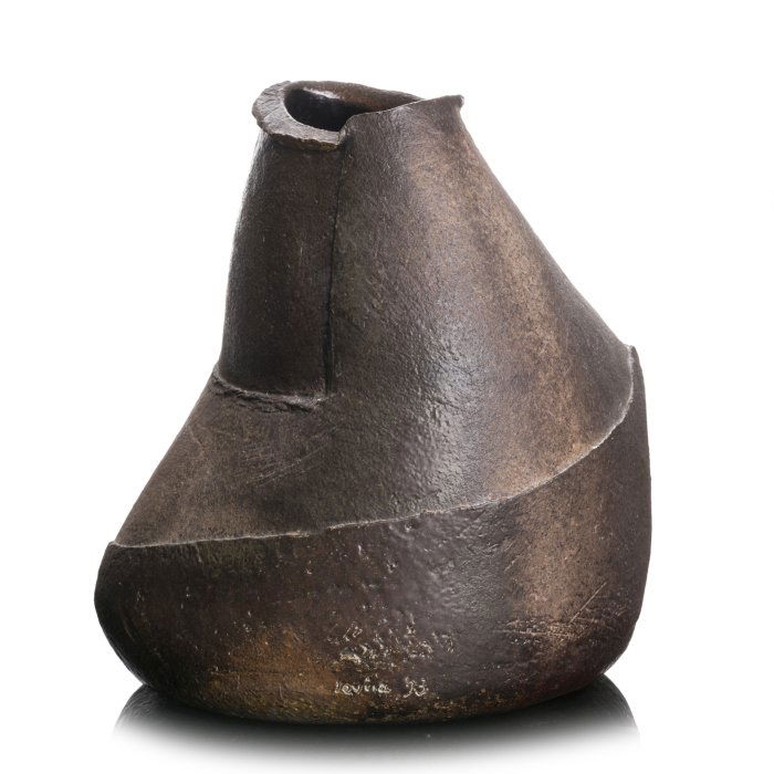 ELISABETH JOULIA (1925-2003) - Large vase / sculpture: France, pyrite stoneware, firewood-baked, in the shape of a flattened and faceted almond. Incised 'JOULIA' signature and date of 1993. Dimension: 30x30x25 cm.