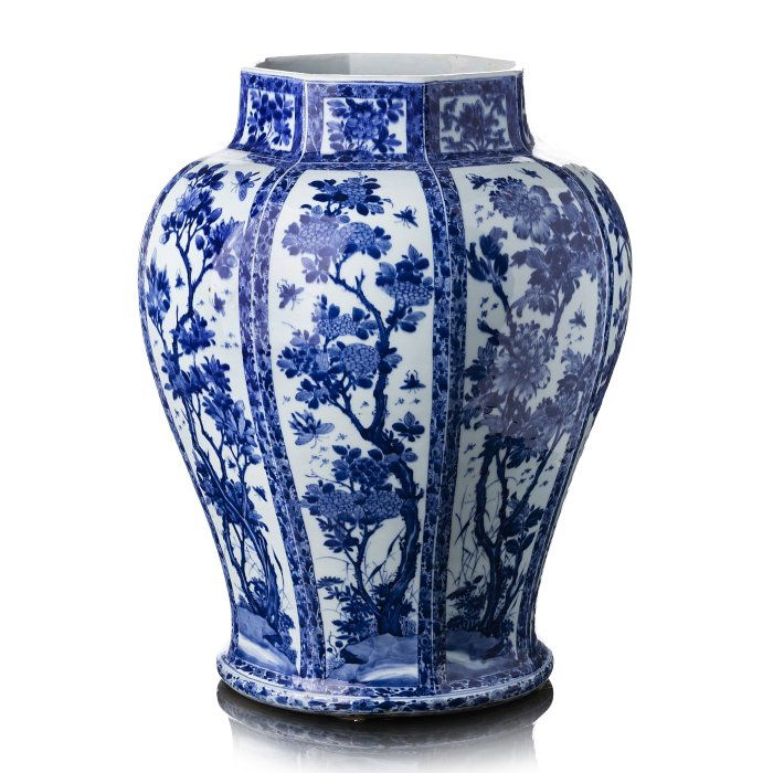 Octagonal Pot in Chinese porcelain, Kangxi (1 of 1)